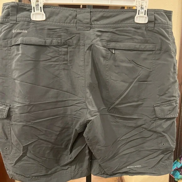 Columbia Women's Charcoal Omni-wick Cargo Shorts - Picture 3 of 6